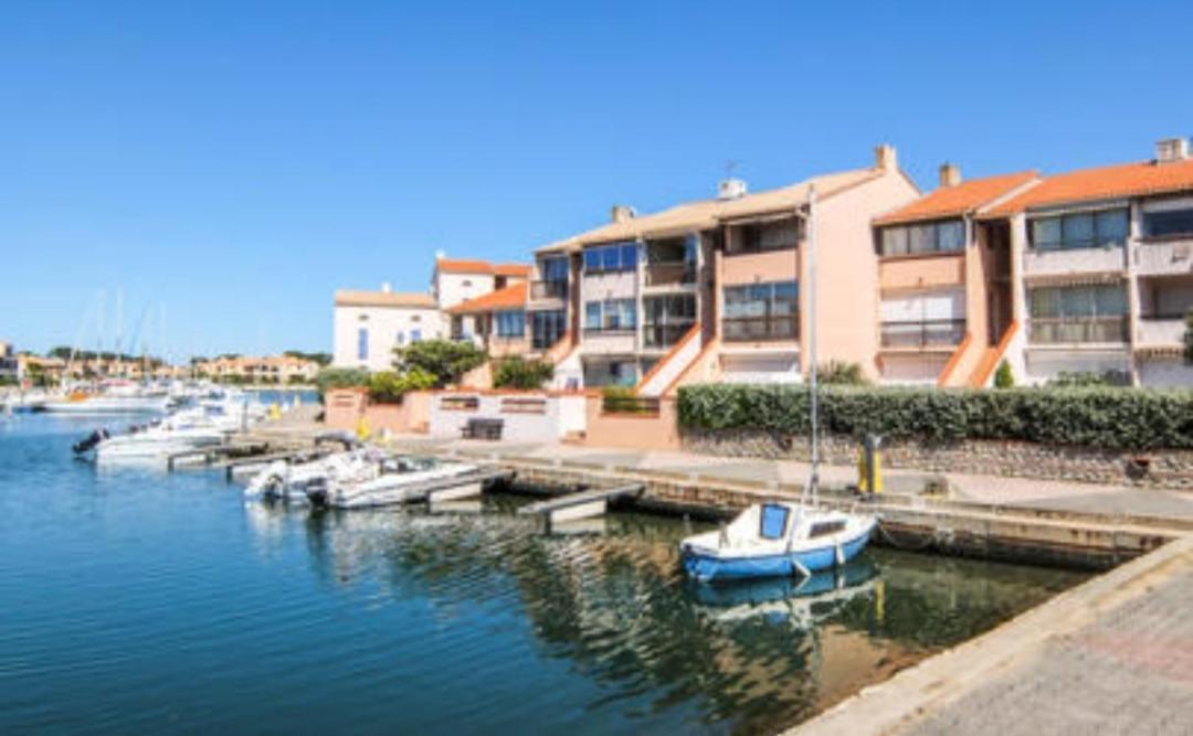 Bord De Et Pieds Dans L'eau Appartement