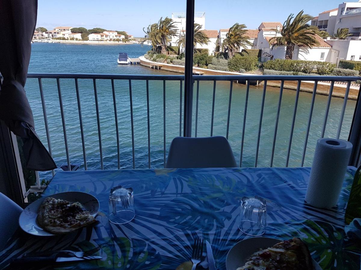 Bord De Et Pieds Dans L'eau Apartment *