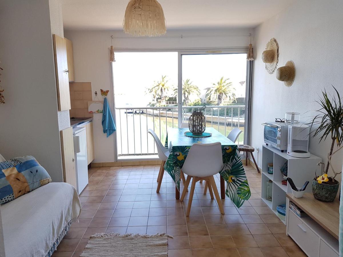 Bord De Et Pieds Dans L'eau Apartment