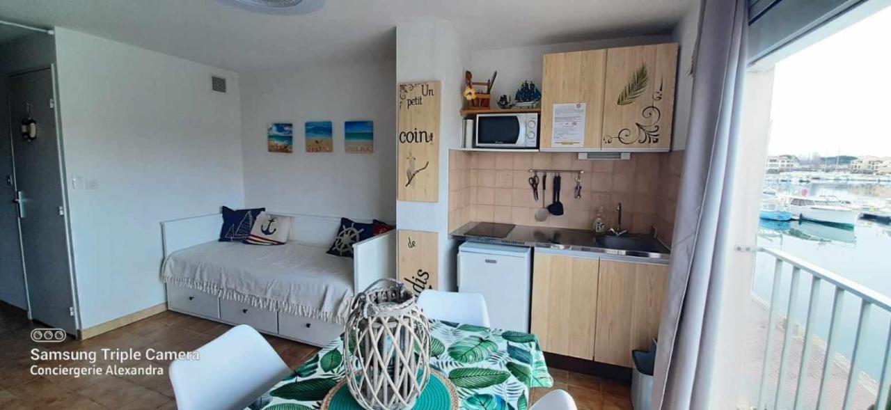 Bord De Et Pieds Dans L'eau Apartment