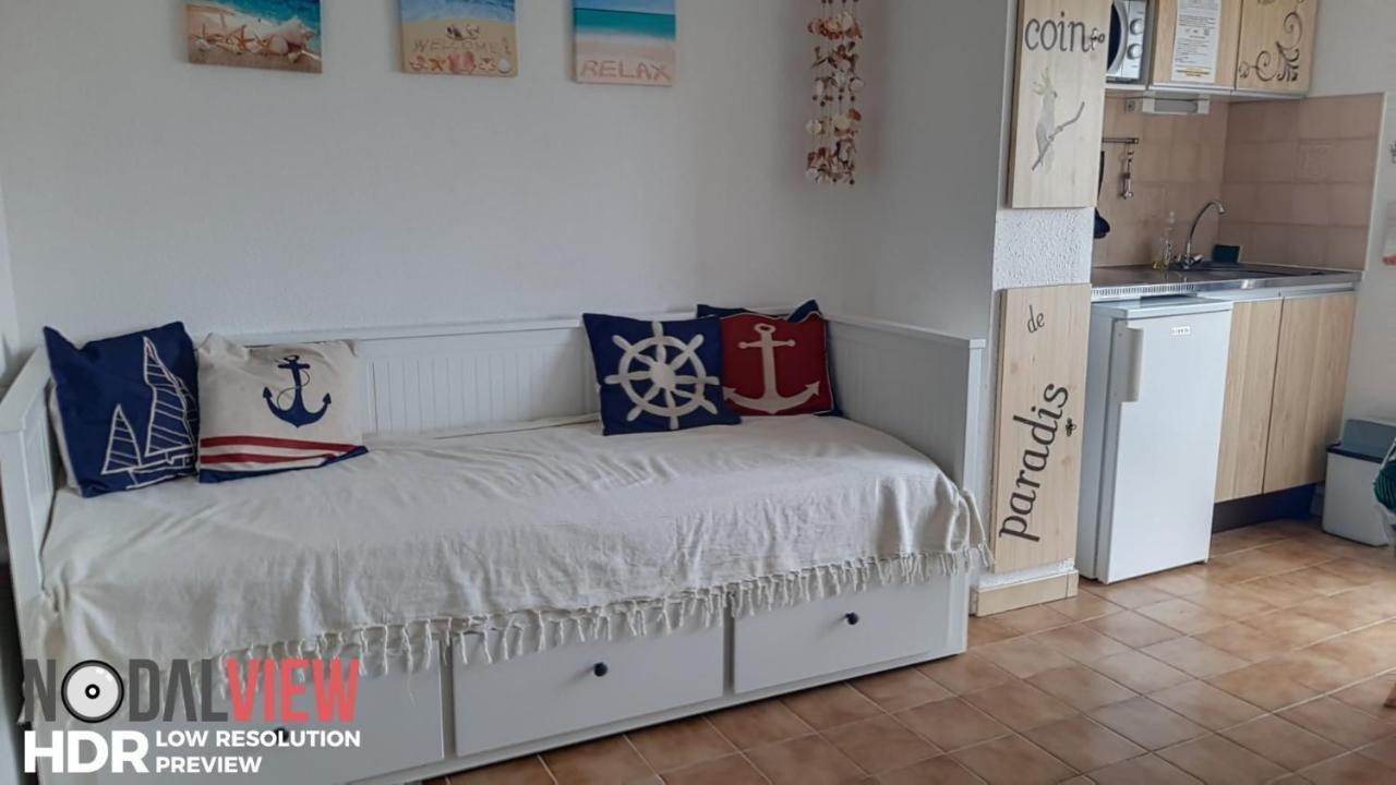 Bord De Et Pieds Dans L'eau Apartment *
