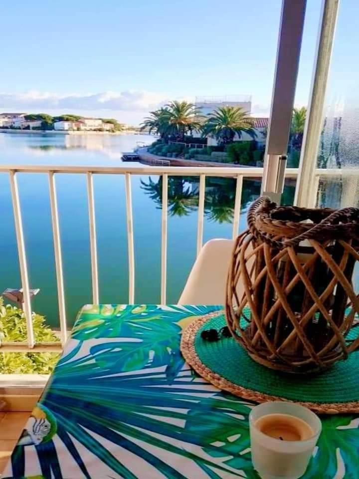 Bord De Et Pieds Dans L'eau Apartment